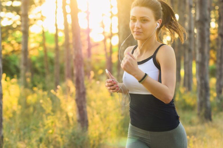 Oavsett ifall du väljer promenad eller en löprunda så är det bra för din kropp och hälsa.